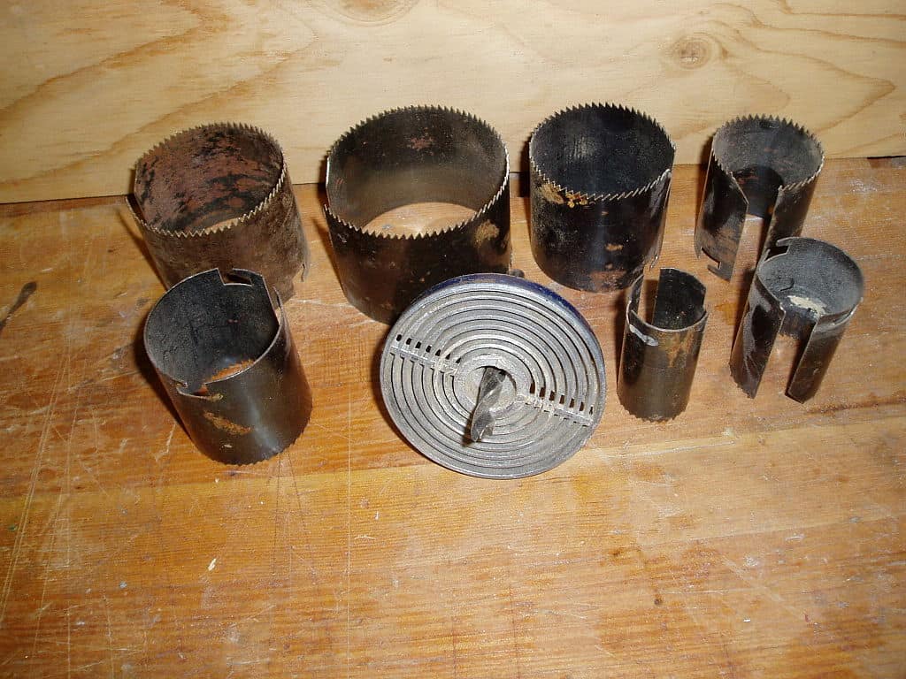 Adjustable hole saw